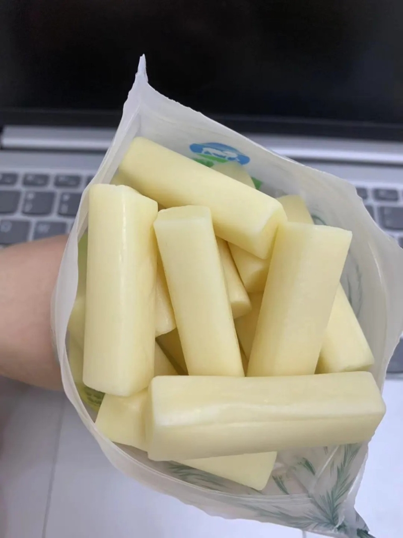 奶酪棒软滑的膏体,容易滑入幼童气管造成危险。小红书@吃货的路上不停竭 奶酪棒软滑的膏体,容易滑入幼童气管造成危险。小红书@吃货的路上不停竭