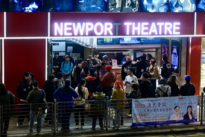 大批市民到场送别旺角新宝戏院。 大批市民到场送别旺角新宝戏院。