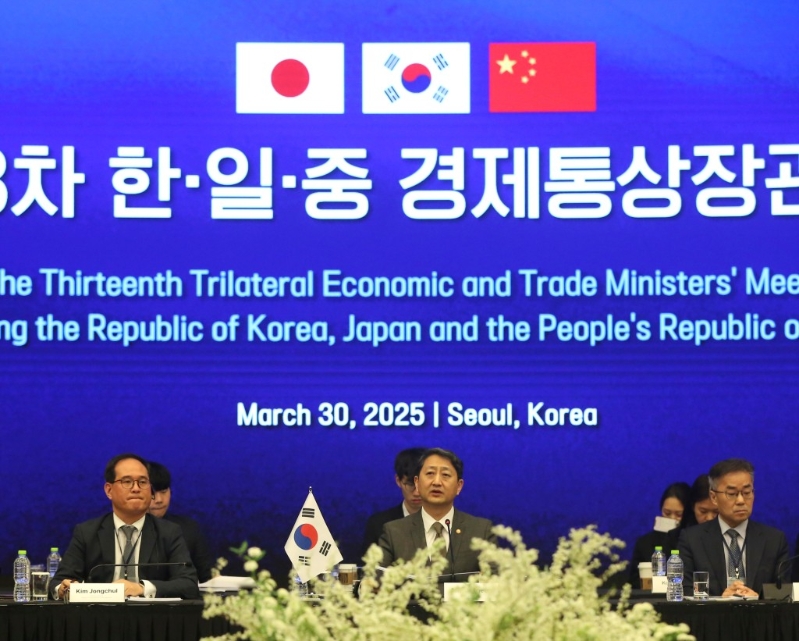 第13次中日韩经贸部长会议3月30日在韩国首尔举行 。 美联社 第13次中日韩经贸部长会议3月30日在韩国首尔举行 。 美联社
