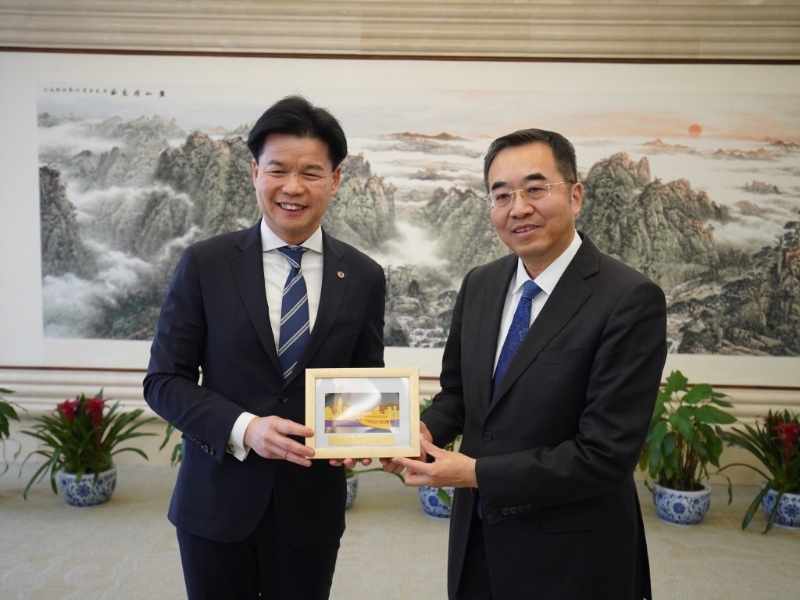 律司会会长汤文龙(左)向马新民致送纪念记。 律师会FB图片 律司会会长汤文龙(左)向马新民致送纪念记。 律师会FB图片