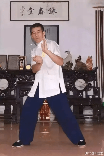 郭伟湛2013年获评为咏春拳市级非遗代表性传承人。 郭伟湛2013年获评为咏春拳市级非遗代表性传承人。