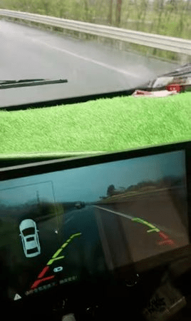 广东高速公路上出现集体倒车。 大风新闻 广东高速公路上出现集体倒车。 大风新闻