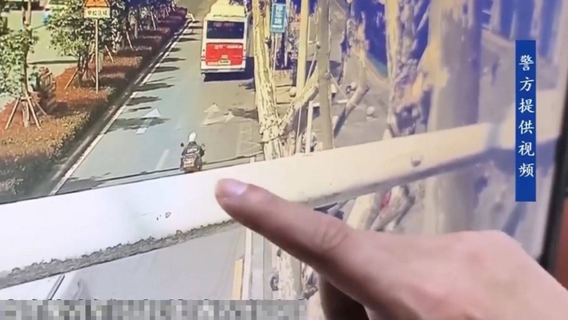 警方翻看车手沿路天眼片段,找回失金。广东广播电视台 警方翻看车手沿路天眼片段,找回失金。广东广播电视台