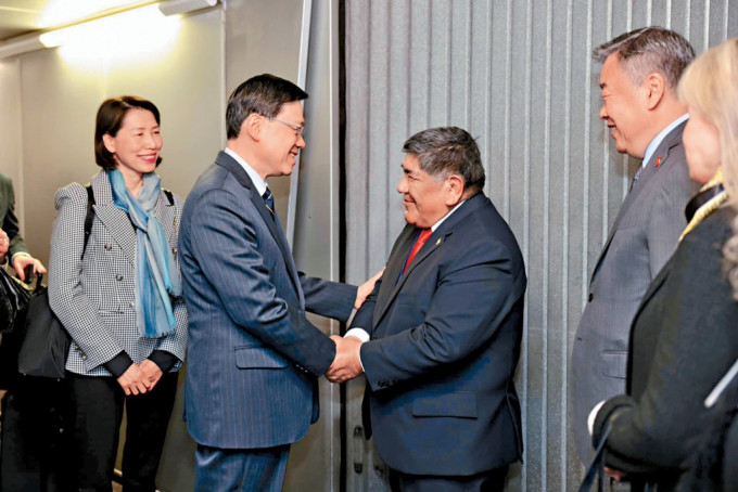 特区政府与秘鲁签订《自由贸易协定》。 特区政府与秘鲁签订《自由贸易协定》。