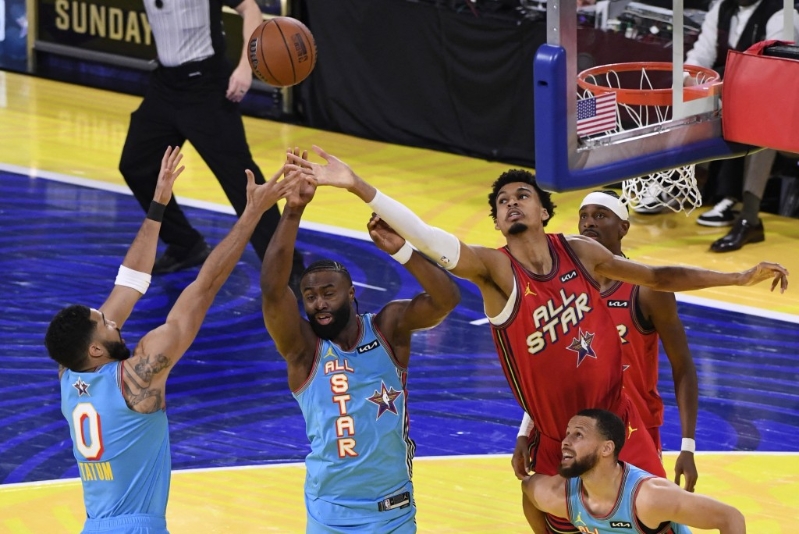 马会最新评估,去年非法篮球赌博投注额高达700亿至900亿元。路透社 马会最新评估,去年非法篮球赌博投注额高达700亿至900亿元。路透社