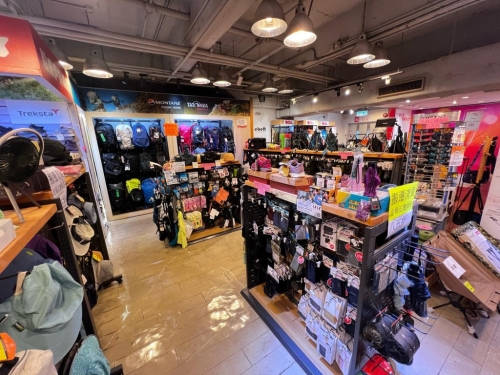 毅成位于北角新都城百货的900呎专柜,因百货公司装修而需搬迁,将营业至4月30日(毅成FB) 毅成位于北角新都城百货的900呎专柜,因百货公司装修而需搬迁,将营业至4月30日(毅成FB)