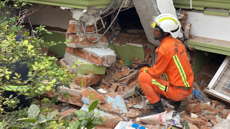 中国救援队在曼德勒展开救援行动。 美联社 中国救援队在曼德勒展开救援行动。 美联社