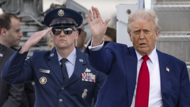 特朗普认为关税进展顺利,宣布很快会对半导体与药品征收关税。美联社 特朗普认为关税进展顺利,宣布很快会对半导体与药品征收关税。美联社