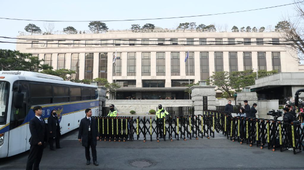 4月4日,在韩国首都首尔,警察在韩国宪法法院前执勤。新华社 4月4日,在韩国首都首尔,警察在韩国宪法法院前执勤。新华社