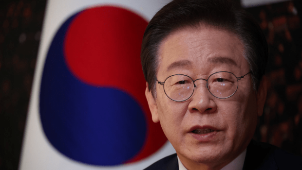 在下届总统热门人选民调中,目前李在明以绝对优势领跑。 路透社 在下届总统热门人选民调中,目前李在明以绝对优势领跑。 路透社