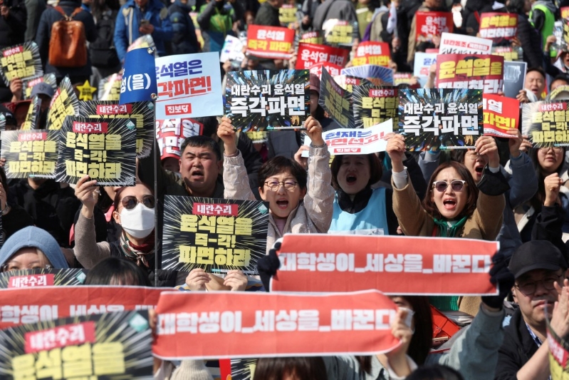 总统官邸外尹锡悦支持者。 路透社 总统官邸外尹锡悦支持者。 路透社