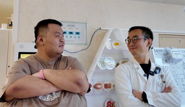 “第一胖”宇宙减重后和医生合影。 鲁中晨报 “第一胖”宇宙减重后和医生合影。 鲁中晨报