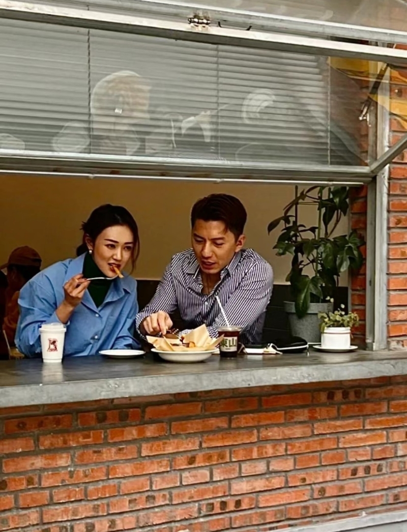 Captain 袁伟豪张宝儿撑枱脚 Captain 袁伟豪张宝儿撑枱脚