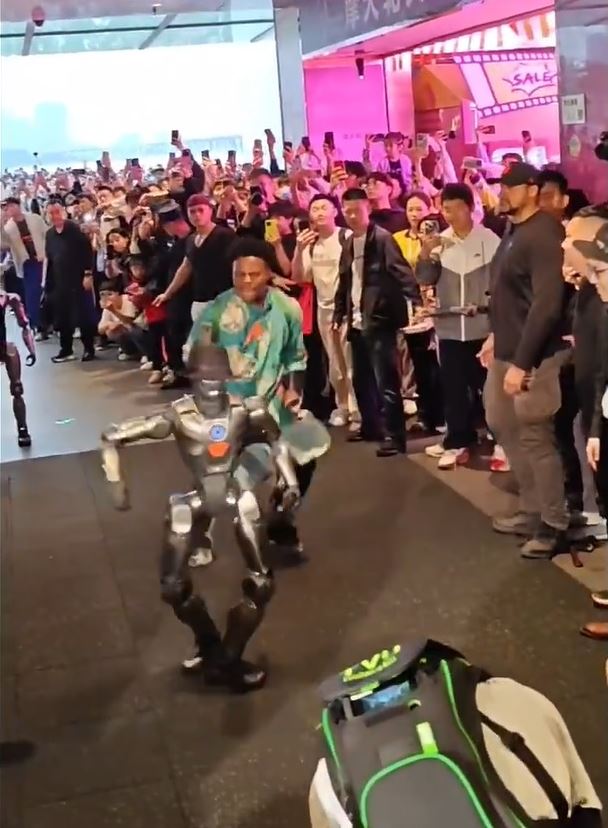 甲亢哥与机械人共舞。 甲亢哥与机械人共舞。