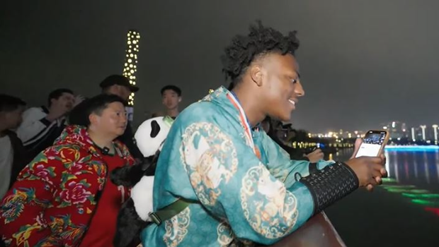 甲亢哥昨晚在深圳观看无人机表演。 甲亢哥昨晚在深圳观看无人机表演。