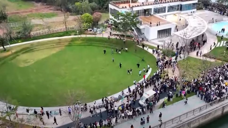 甲亢哥所到之处也吸引大量民众“追星” 甲亢哥所到之处也吸引大量民众“追星”