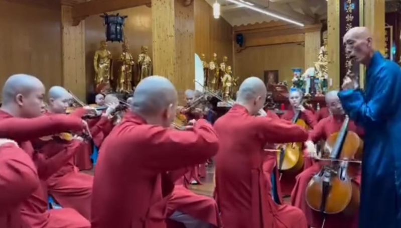 广玄艺术团的僧侣,以乐器弘扬佛法。 微博@传媒老王 广玄艺术团的僧侣,以乐器弘扬佛法。 微博@传媒老王