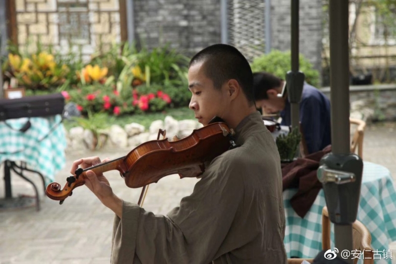 广玄艺术团的僧侣,每日要练习7小时。 @安仁古镇 广玄艺术团的僧侣,每日要练习7小时。 @安仁古镇