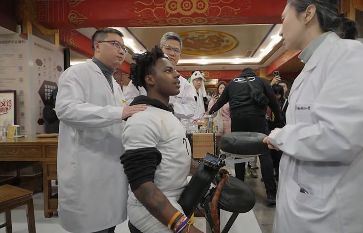 罗妍莉为甲亢哥翻译推拿的作用。 罗妍莉为甲亢哥翻译推拿的作用。