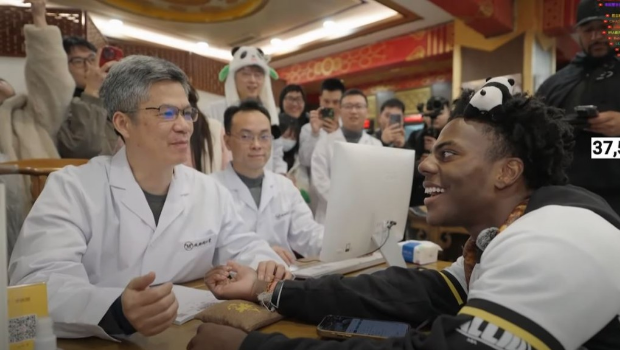 中医为甲亢哥把脉。 中医为甲亢哥把脉。