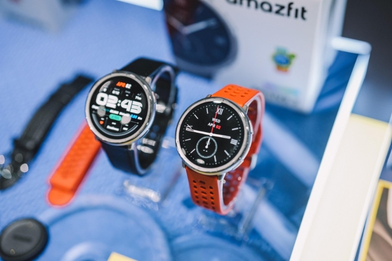 除了原有黑色真皮表带,Active 2 Premium版加送红色硅胶表带,可以随时转Look。 除了原有黑色真皮表带,Active 2 Premium版加送红色硅胶表带,可以随时转Look。