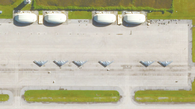 迭戈加西亚基地停机坪上的6架B-2轰炸机 迭戈加西亚基地停机坪上的6架B-2轰炸机