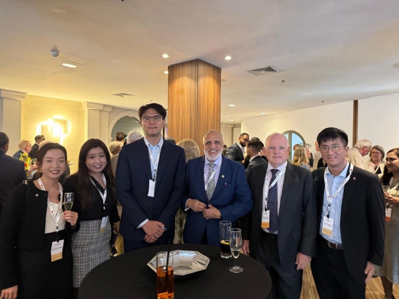 大律师公会主席毛乐礼 (左三)、高等法院上诉法庭副庭长麦机智(右二)、及律师会副会长黎雅明(右三),获邀出席英联邦律师协会举办的双年会议。 大律师公会主席毛乐礼 (左三)、高等法院上诉法庭副庭长麦机智(右二)、及律师会副会长黎雅明(右三),获邀出席英联邦律师协会举办的双年会议。