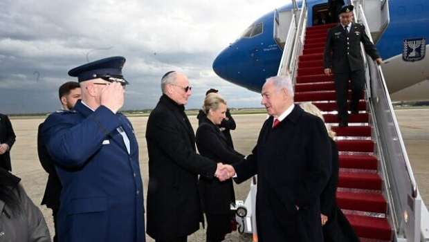 当地时间6日,内塔尼亚胡抵达美国,以色列驻美大使莱特到场接机 当地时间6日,内塔尼亚胡抵达美国,以色列驻美大使莱特到场接机