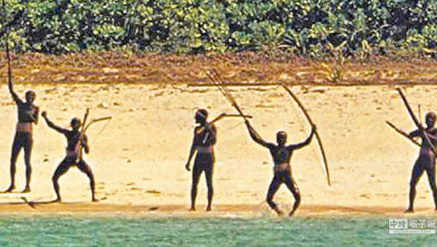 印度洋上印度联邦属地北哨兵岛土著桑提内尔人与世隔绝,至今仍过著旧石器时代的渔猎採集生活。 印度洋上印度联邦属地北哨兵岛土著桑提内尔人与世隔绝,至今仍过著旧石器时代的渔猎採集生活。