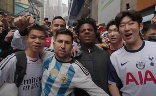 「甲亢哥」在重庆街头与一众山寨球星合照。YouTube@IShowSpeed 「甲亢哥」在重庆街头与一众山寨球星合照。YouTube@IShowSpeed