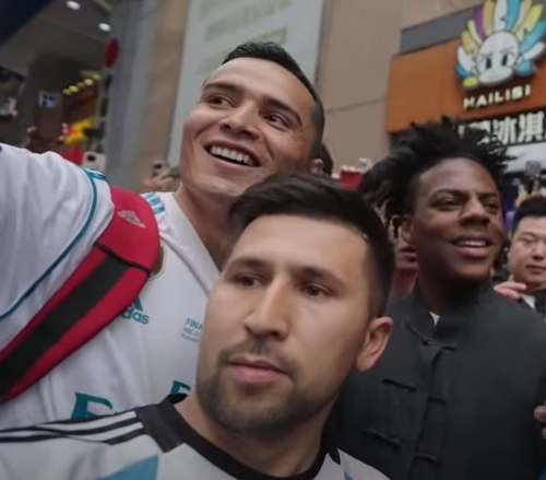 有酷似C朗拿度和美斯的民众与「甲亢哥」合照。YouTube@IShowSpeed 有酷似C朗拿度和美斯的民众与「甲亢哥」合照。YouTube@IShowSpeed