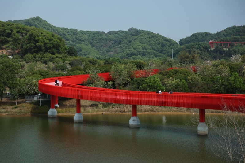 位于光明区的虹桥公园,最令人印象深刻的必然是一条长达4.3公里的红色空中栈道桥 位于光明区的虹桥公园,最令人印象深刻的必然是一条长达4.3公里的红色空中栈道桥