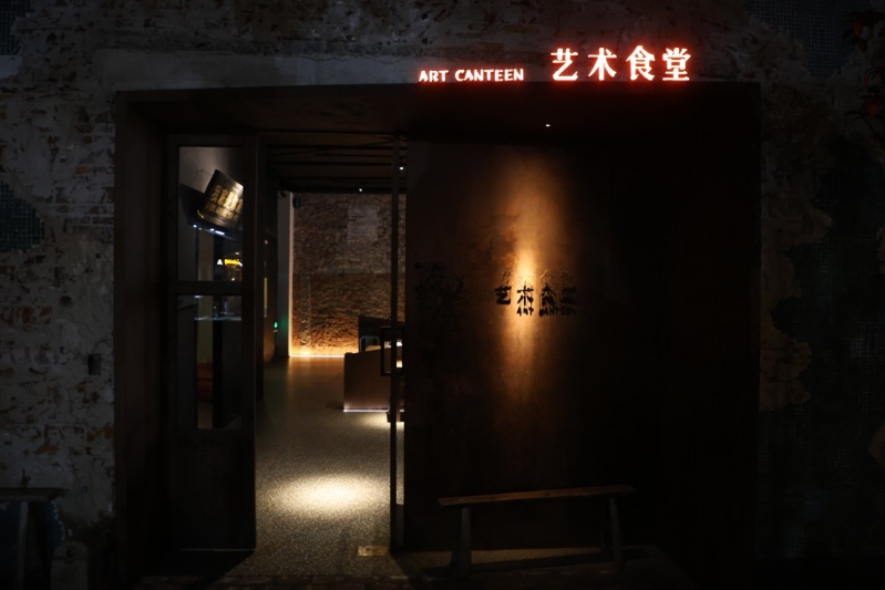 位于偏远工业园内的“艺术食堂”,单看红色的大门别树一格 位于偏远工业园内的“艺术食堂”,单看红色的大门别树一格