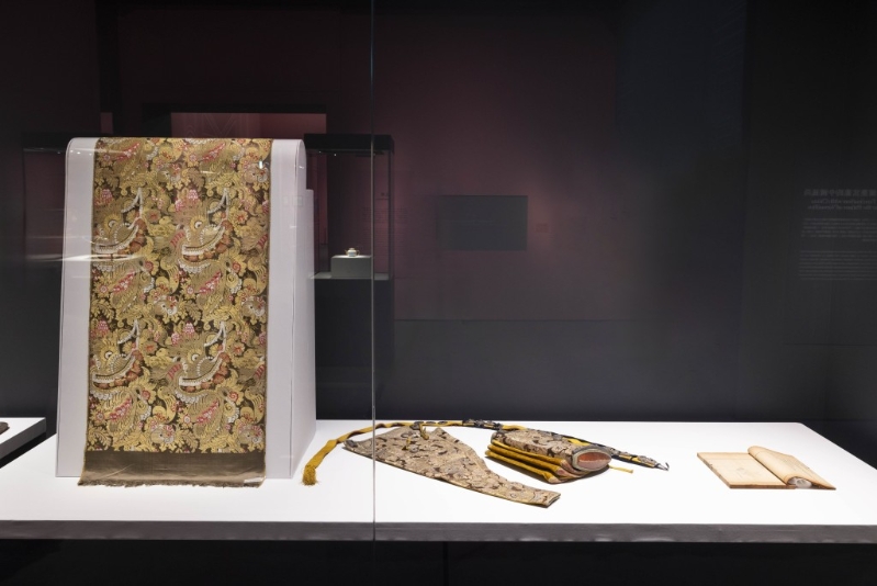 展览包括多件中国国家一级文物,呈现17、18世纪百多年间中、法宫廷在文化、艺术、科技等领域的交流历史。 展览包括多件中国国家一级文物,呈现17、18世纪百多年间中、法宫廷在文化、艺术、科技等领域的交流历史。