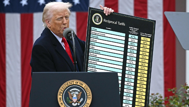 特朗普政府通过加征关税、技术封锁等手段,试图重构以美国为中心的全球供应链,但其政策逻辑却根本矛盾。 特朗普政府通过加征关税、技术封锁等手段,试图重构以美国为中心的全球供应链,但其政策逻辑却根本矛盾。