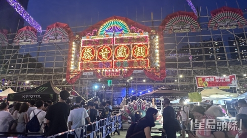 青衣戏棚(又名葵青戏棚)为香港一年两度的传统盛会,每年于农曆三月及四月隆重举行。(图为以往活动图片;图片来源:星岛图库) 青衣戏棚(又名葵青戏棚)为香港一年两度的传统盛会,每年于农曆三月及四月隆重举行。(图为以往活动图片;图片来源:星岛图库)