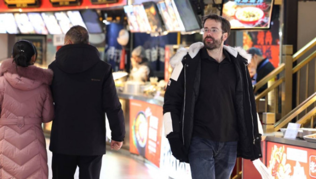 为鼓励外国游客消费,内地推广离境退税“即买即退”。新华社 为鼓励外国游客消费,内地推广离境退税“即买即退”。新华社