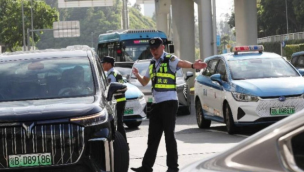 莲塘口岸部份道路狭窄,常出现严重挤塞。深圳大件事 莲塘口岸部份道路狭窄,常出现严重挤塞。深圳大件事