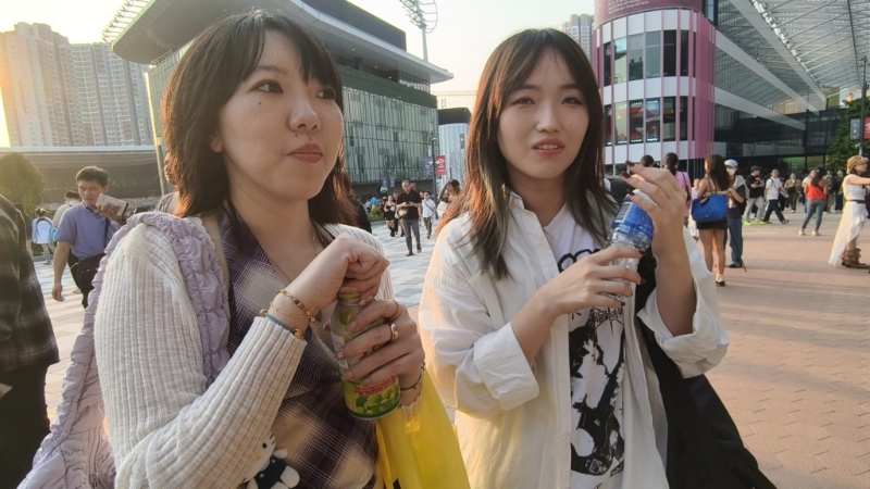 来自广州的丘小姐及李小姐今日专程来港睇Coldplay演唱会。 来自广州的丘小姐及李小姐今日专程来港睇Coldplay演唱会。