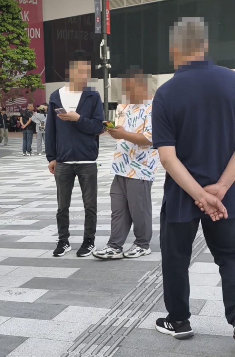 启德主场馆外有疑似黄牛党出现。 启德主场馆外有疑似黄牛党出现。