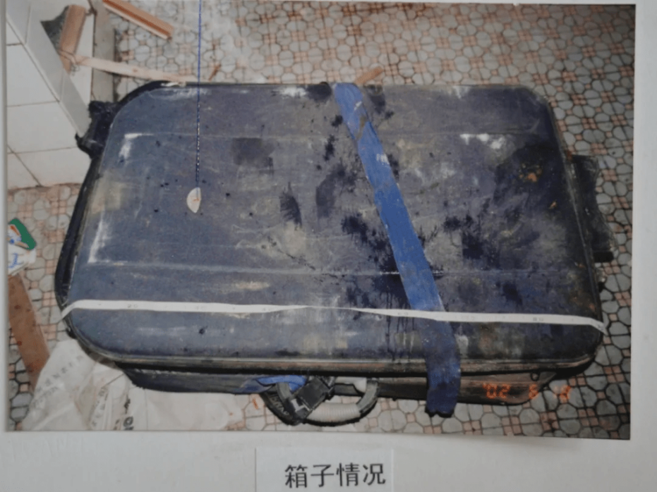 警方在行李箱内发现一具高度腐烂女性尸体。 警方在行李箱内发现一具高度腐烂女性尸体。
