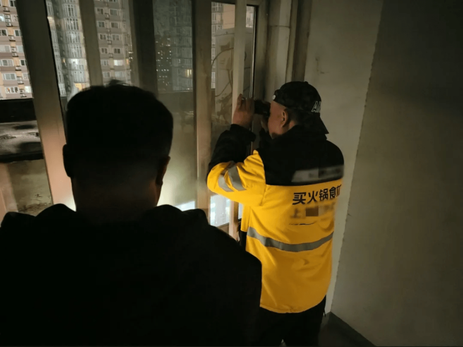 警方潜伏半个多月摸消疑犯的生活规律。 警方潜伏半个多月摸消疑犯的生活规律。