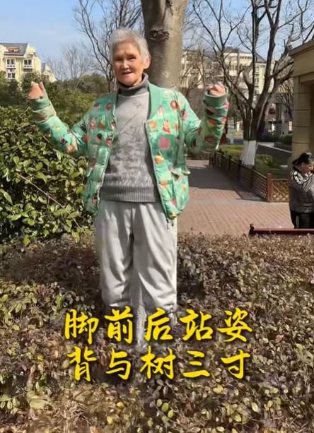 内地社交平台有许多教人撞树养生的内容。小红书@倪奶奶的养生铺子 内地社交平台有许多教人撞树养生的内容。小红书@倪奶奶的养生铺子