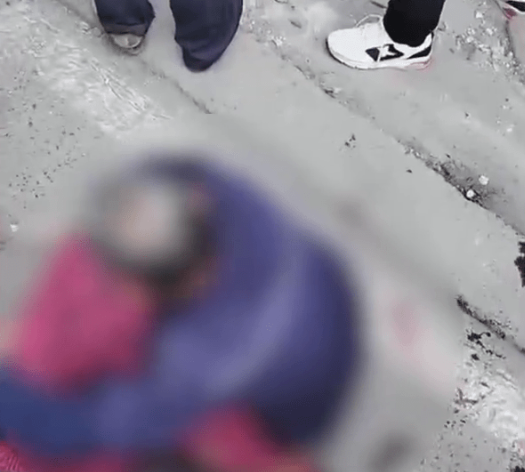 现场有伤者拥抱在一起。 微博@百姓关注 现场有伤者拥抱在一起。 微博@百姓关注