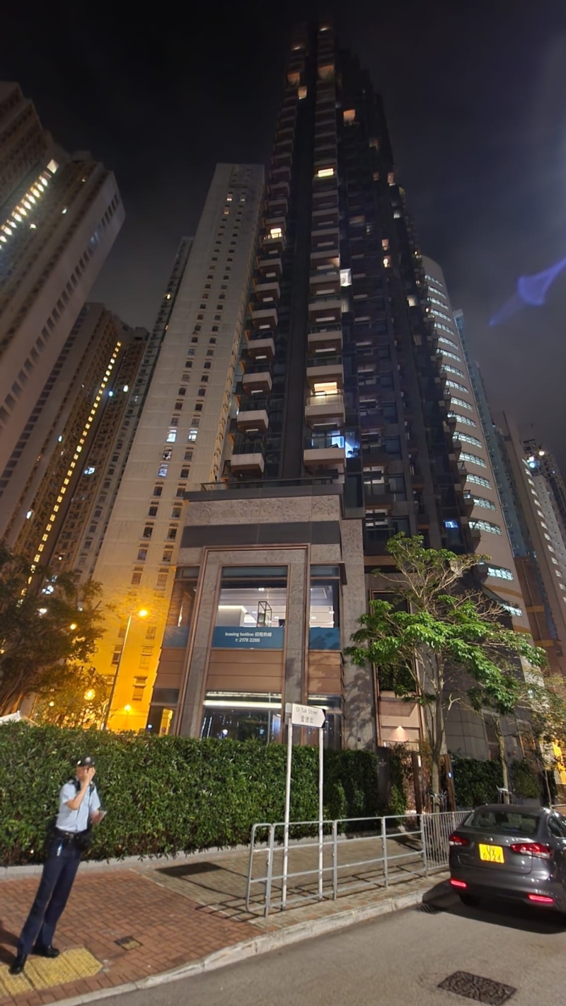 现场有警员在涉事服务式公寓外把守。 黎志伟摄 现场有警员在涉事服务式公寓外把守。 黎志伟摄