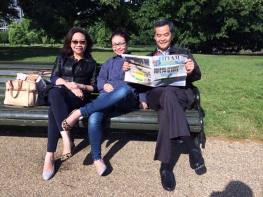 2014年,梁振英上传了与梁齐昕在伦敦晨光下合照。 相中,梁太唐青仪与梁齐昕对调鞋子,十分鬼马。 2014年,梁振英上传了与梁齐昕在伦敦晨光下合照。 相中,梁太唐青仪与梁齐昕对调鞋子,十分鬼马。