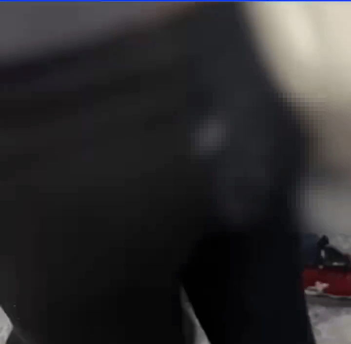 女乘客裤上留“不明液体” 女乘客裤上留“不明液体”