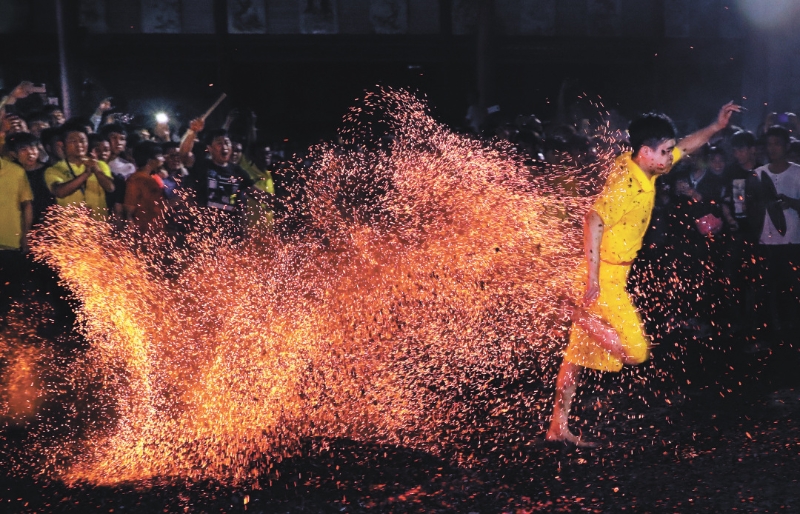 -水店村“下火海”仪式上,勇者从火海中飞奔-FZ102813632220