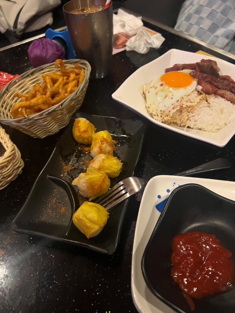 楼主跟友人共3人由下午1时唱至晚上8时,一共7小时,期间更点来不少食物 楼主跟友人共3人由下午1时唱至晚上8时,一共7小时,期间更点来不少食物