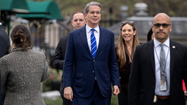 美财长贝森特(中)对美日关税谈判表示乐观。 美财长贝森特(中)对美日关税谈判表示乐观。